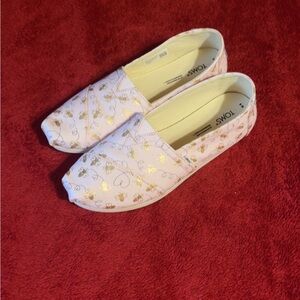 TOMS pink and Gold bees